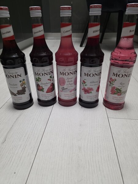 Espressor Delonghi, scaune, mese sticla, panou afisaj, closet copii,