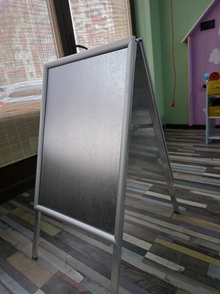 Espressor Delonghi, scaune, mese sticla, panou afisaj, closet copii,